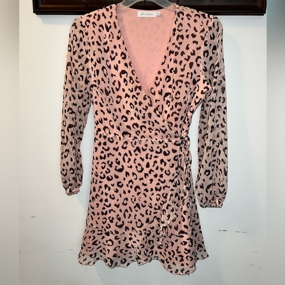 All in Favor Ladies Light Pink Leopard Print Dress Size Medium - Picture 2 of 6